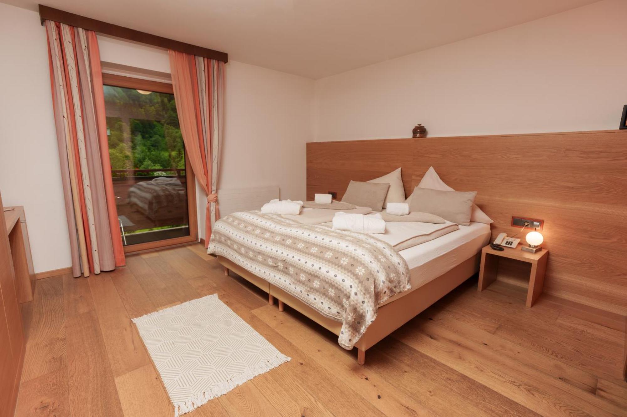 Hotel Kuenstleralm คาพรูน ภายนอก รูปภาพ