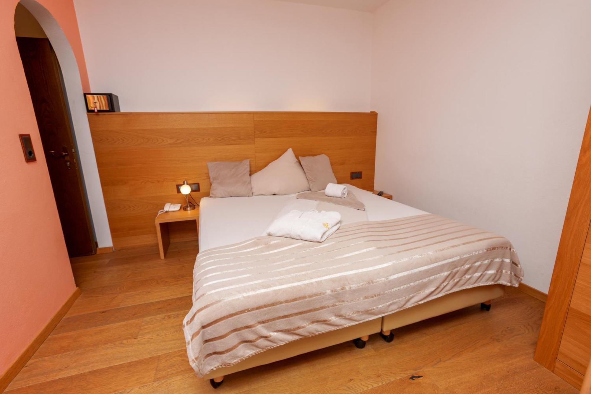 Hotel Kuenstleralm คาพรูน ภายนอก รูปภาพ