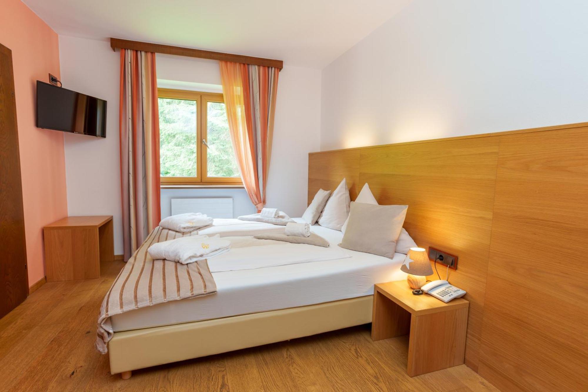 Hotel Kuenstleralm คาพรูน ภายนอก รูปภาพ