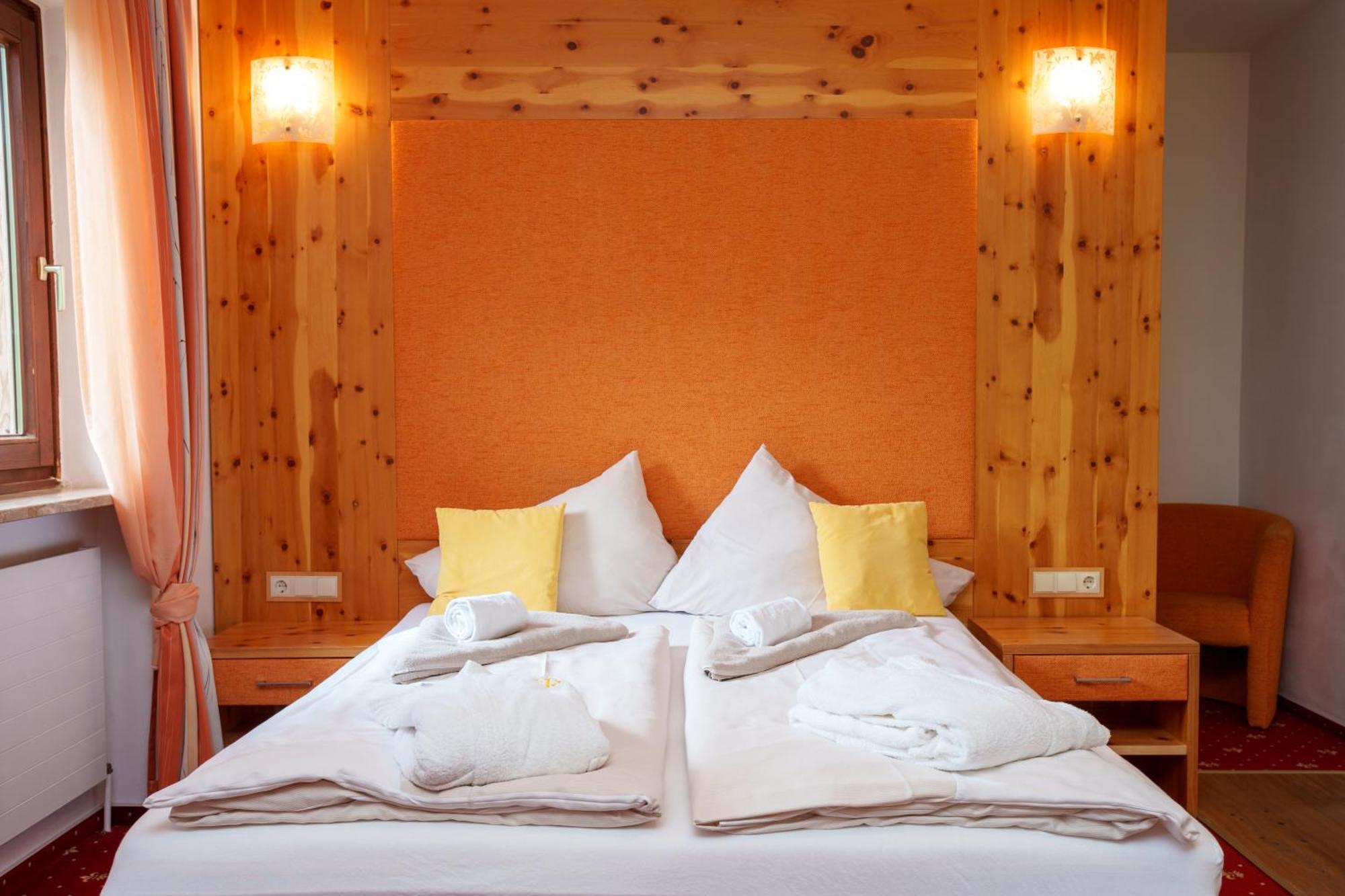 Hotel Kuenstleralm คาพรูน ภายนอก รูปภาพ
