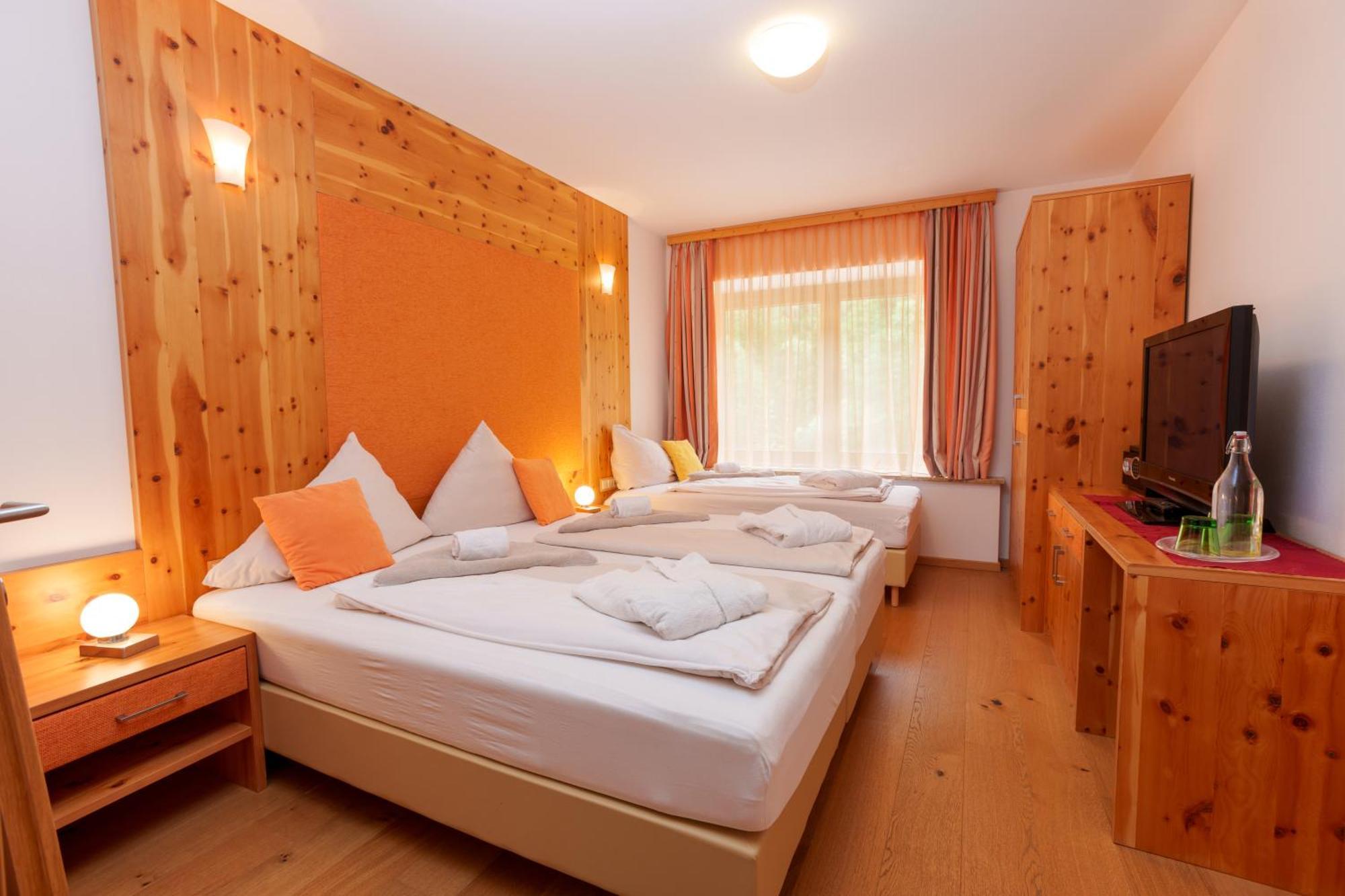Hotel Kuenstleralm คาพรูน ภายนอก รูปภาพ