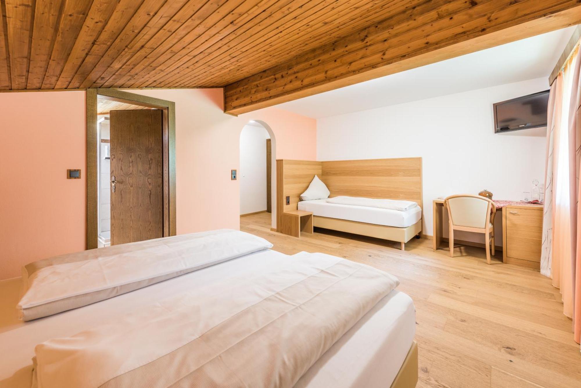 Hotel Kuenstleralm คาพรูน ภายนอก รูปภาพ